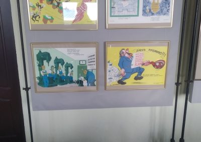 Выставка сатирических плакатов времен СССР